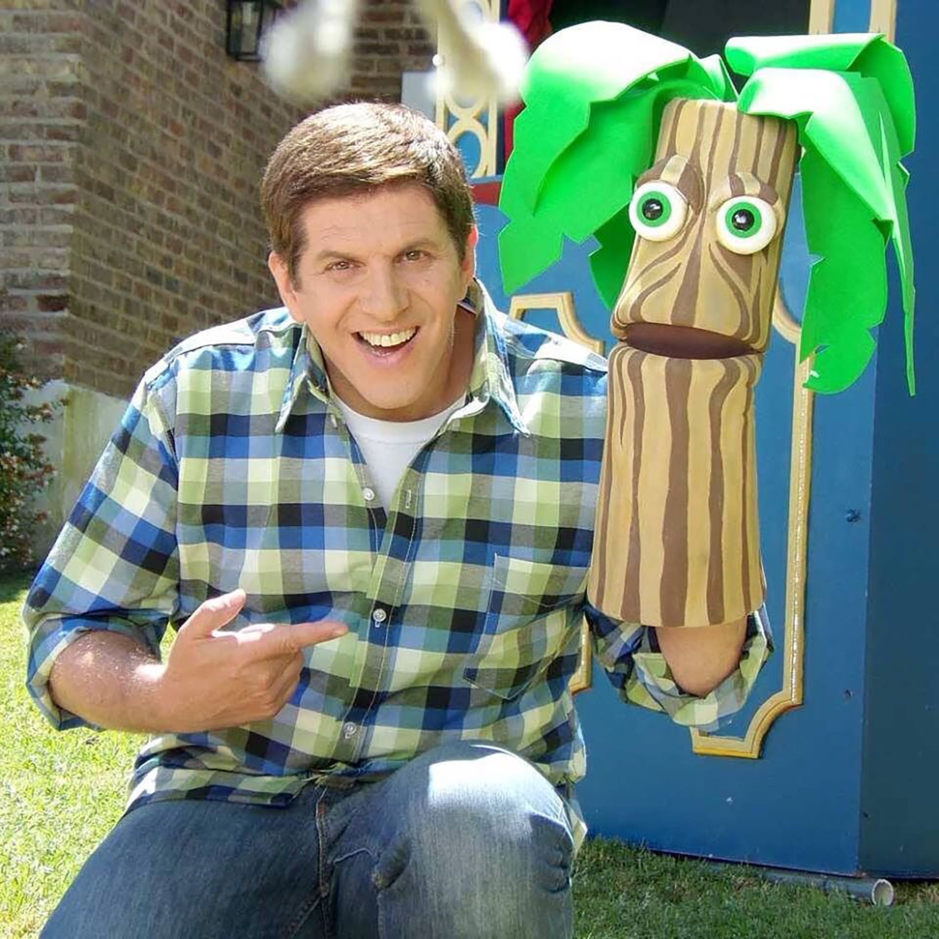 Alexiev, el artista argentino detrás del conocido segmento de Ar Attack, junto a la marioneta de Vicent Van Coco (@alexievga)