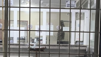 Dos sospechosos dispararon a las instalaciones. (Primera Plana)