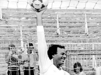 Julio Iglesias de joven jugando