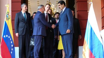 Yuri Borisov saluda al dictador