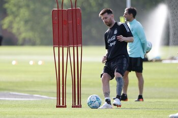 Lionel Messi arrastra una lesión pero Scaloni confía en que podrá jugar contra Uruguay (Foto: EFE)