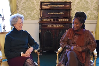 Lady Susan Hussey y Ngozi Fulanien (Royal Communications/PA Wire/Handout via REUTERS)