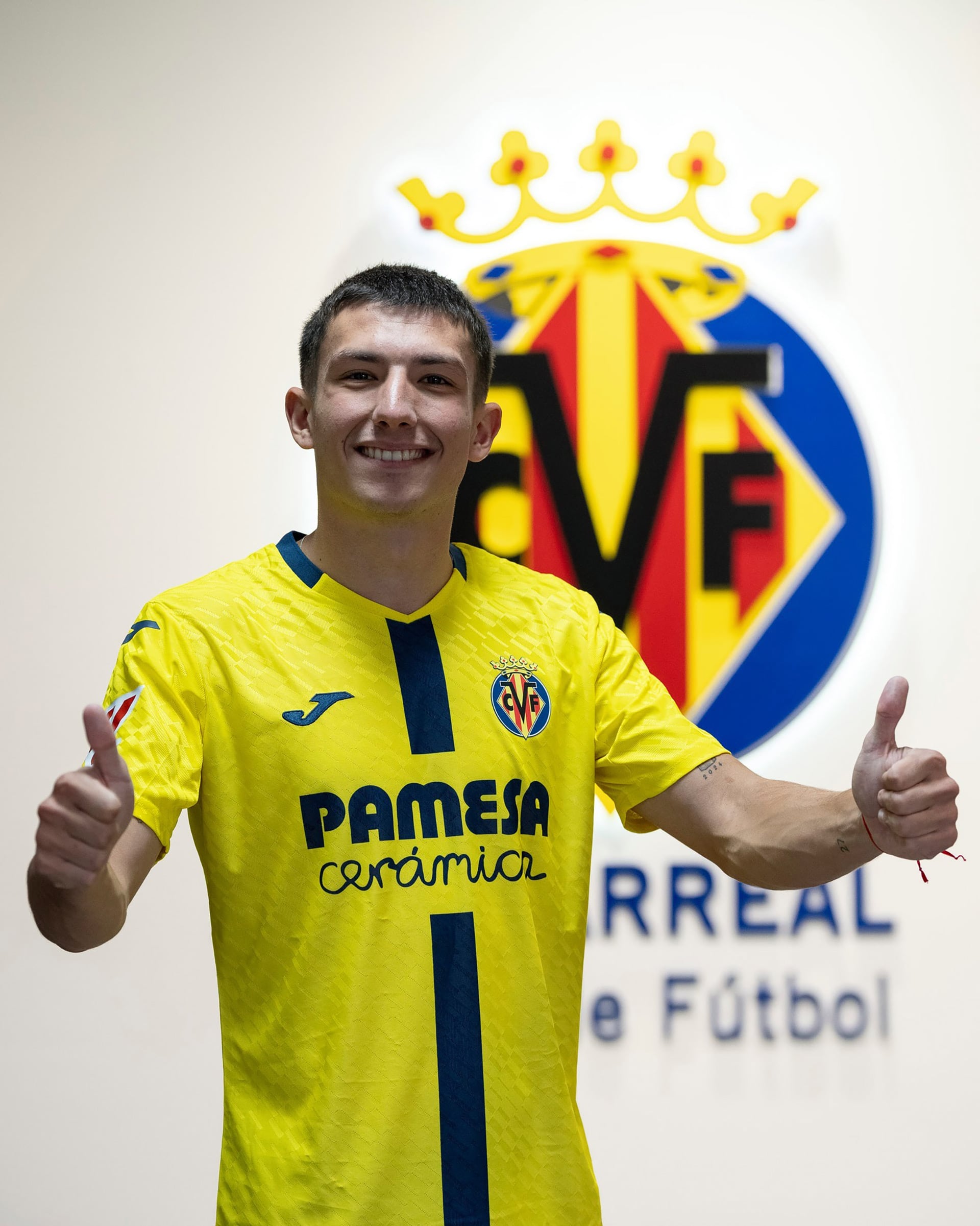 Thiago Fernández posa con la camiseta del Villarreal. Firmó un contrato hasta el 30 de junio de 2031