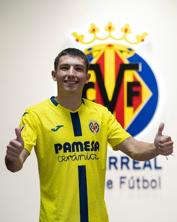 Thiago Fernández posa con la