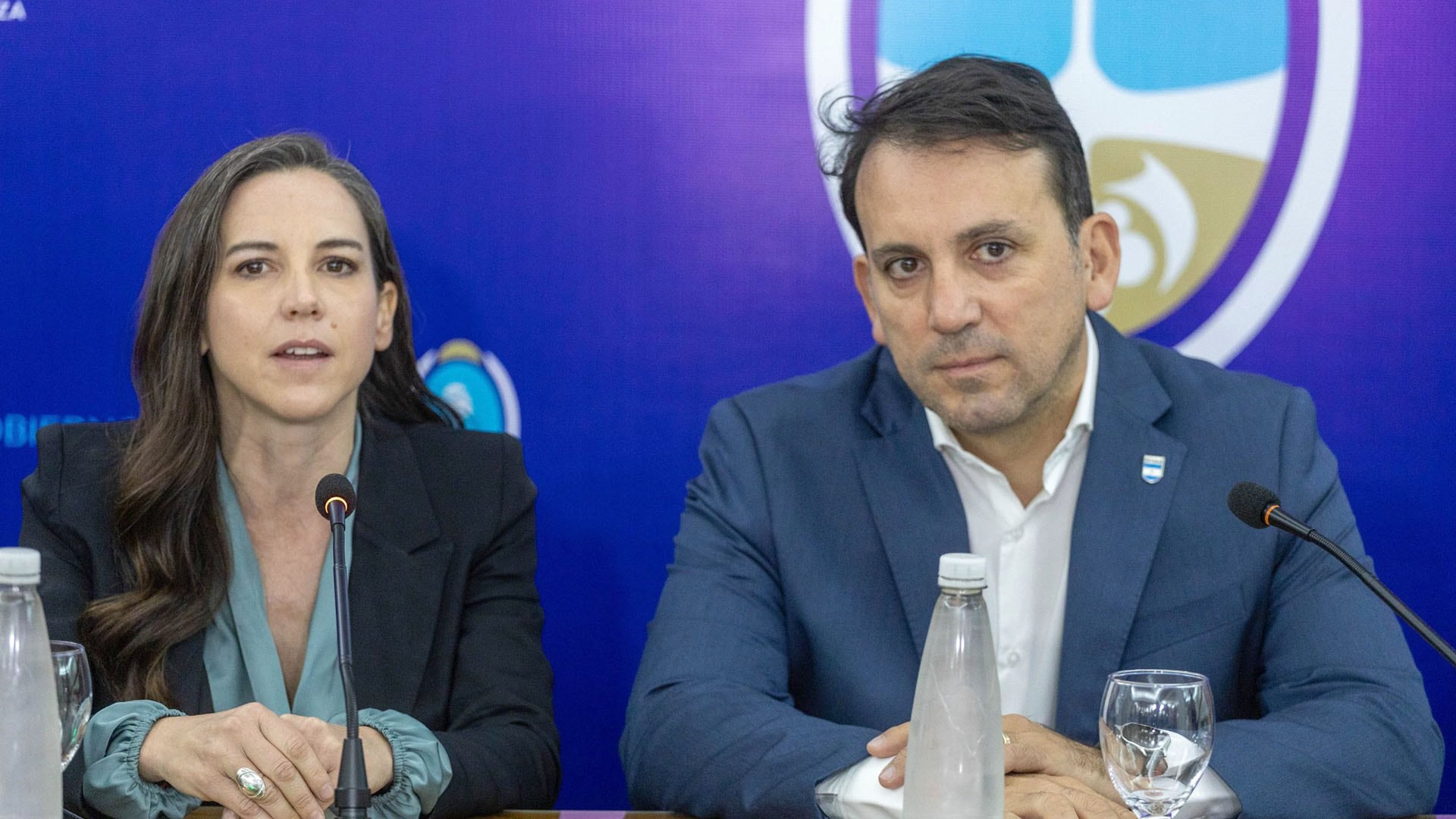 Funcionarios del gobierno de Mendoza brindan una conferencia de prensa para informar sobre el refuerzo de controles en las escuelas tras las amenazas recibidas.