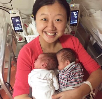 Karina Gao y sus gemelos,