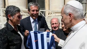 César Cueto viajó al Vaticano para regalarle camiseta de Alianza Lima a León XIV: “Es un orgullo que el papa sea no solo peruano, sino ‘blanquiazul’”