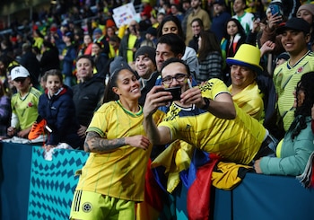 Finalizado el partido contra Jamaica, las jugadoras de la selección Colombia tuvieron un momento para compartir con la afición. Foto: REUTERS/Hannah Mckay