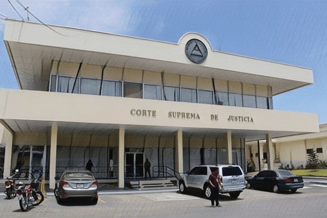 La Corte Suprema de Justicia de Nicaragua reactivó en su sistema a juristas eliminados del registro oficial en julio. (Imagen retomada de Nicaragua Investiga)