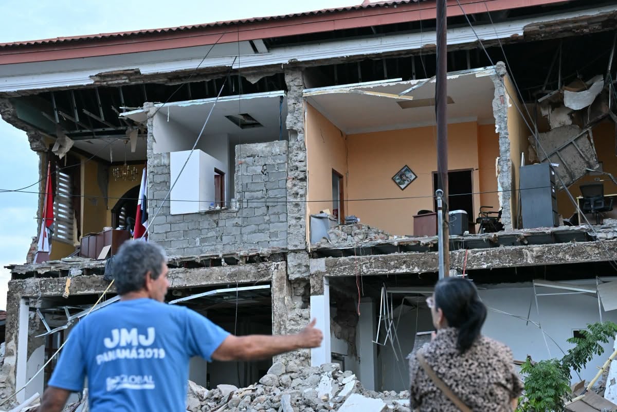 Los equipos de emergencia realizan inspecciones en hospitales, viviendas y centros educativos para determinar la seguridad de las estructuras afectadas por el terremoto. AFP