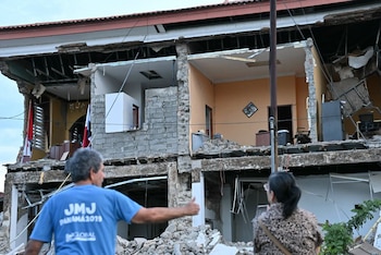 Los equipos de emergencia realizan inspecciones en hospitales, viviendas y centros educativos para determinar la seguridad de las estructuras afectadas por el terremoto. AFP