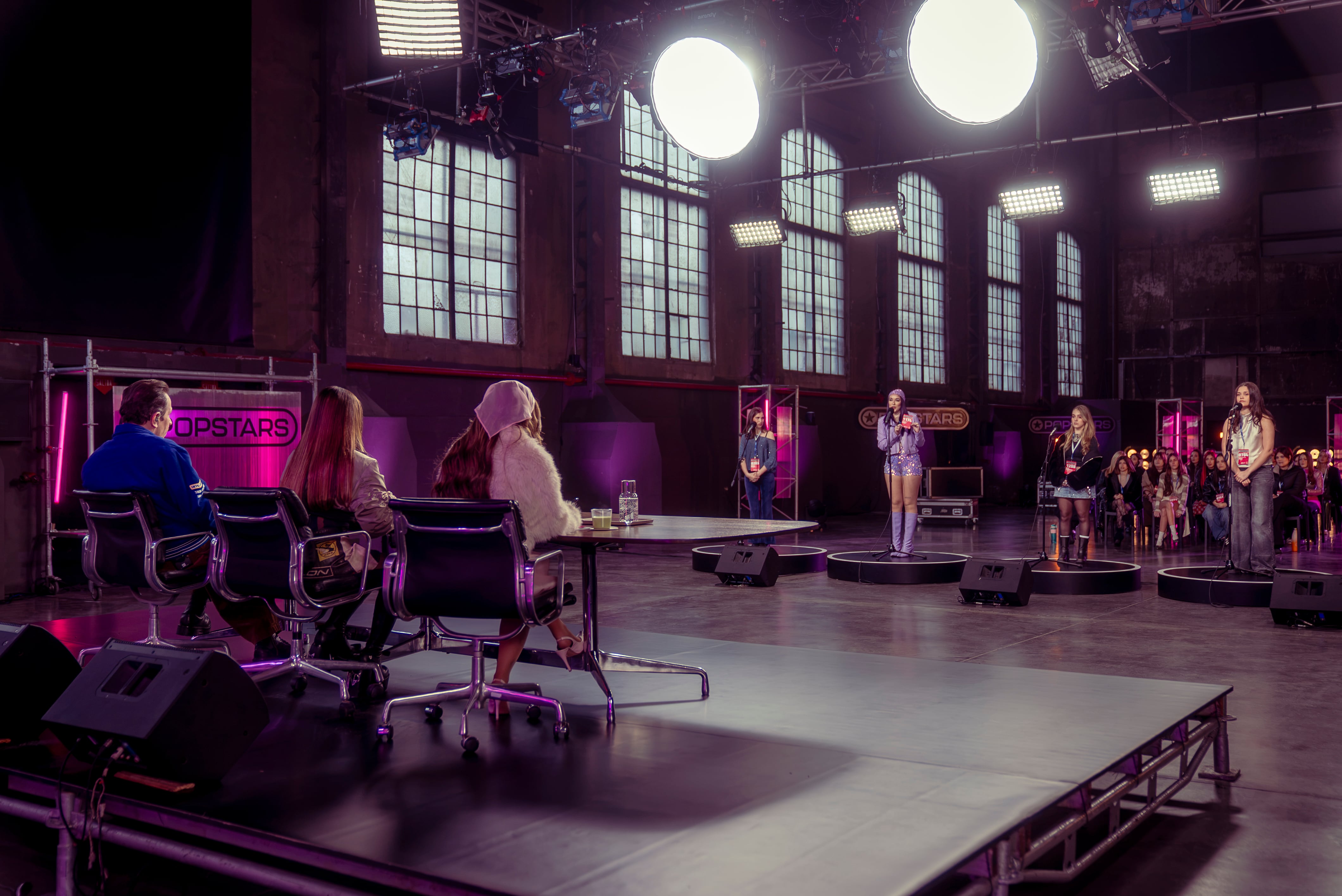 Detrás del brillo y las coreografías, una maquinaria de unas 120 personas sostiene el detrás de escena del programa