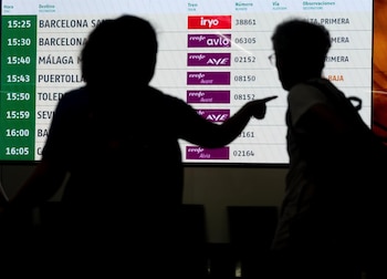 Viajeros consultando la pantalla de