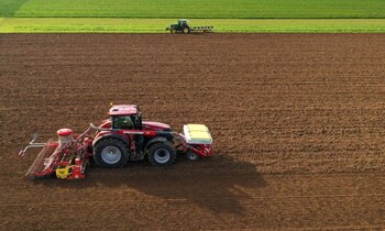 FOTO DE ARCHIVO. Un agricultor