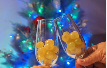 Las 12 uvas en diciembre representan una de las tradiciones más comunes en Colombia - crédito IStock