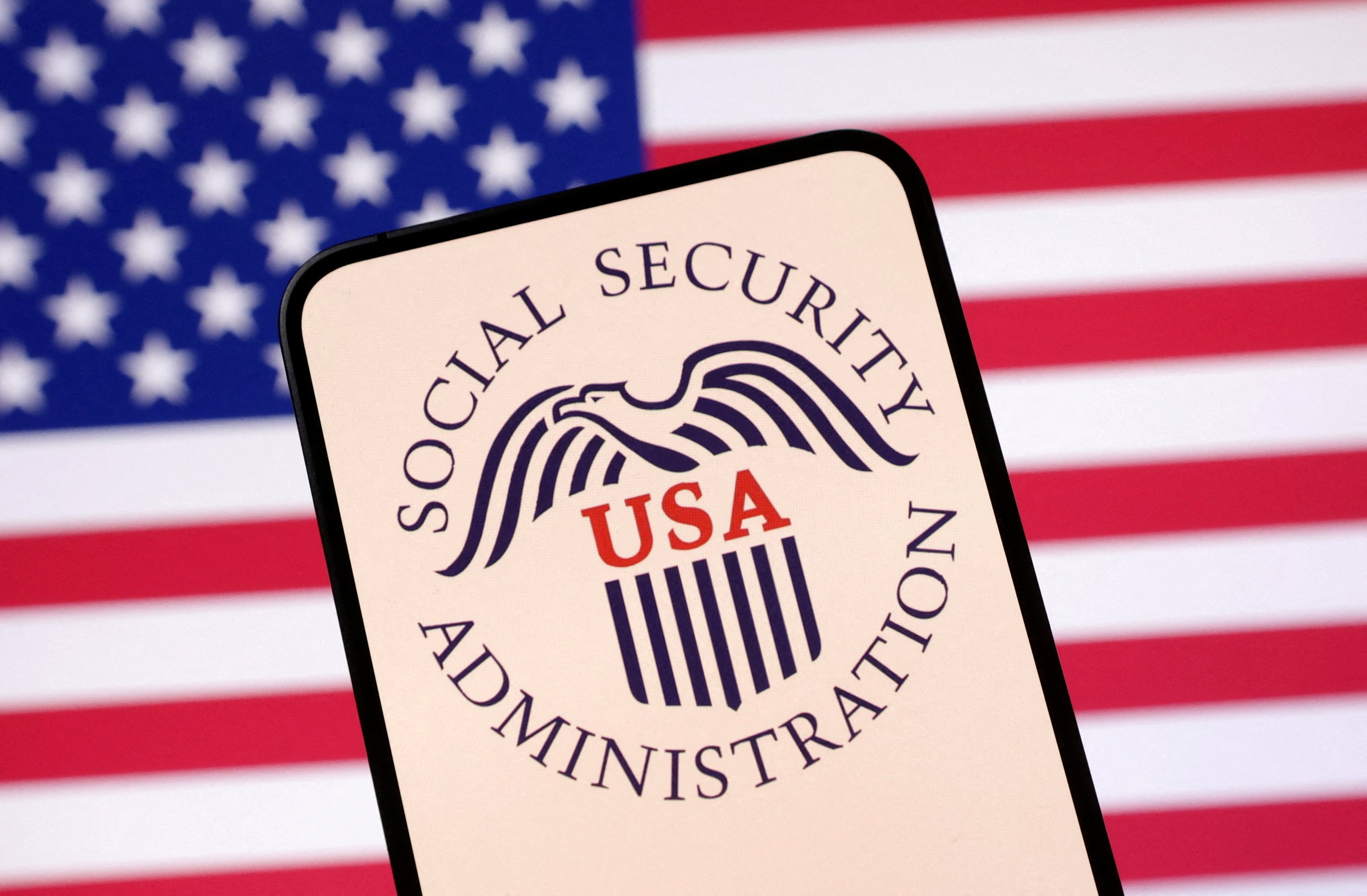 Los beneficiarios actuales mantienen sus pagos de jubilación, SSDI y SSI, pero quienes esperan ingresar al sistema afrontan más riesgo de demoras, mientras los inmigrantes con historial laboral legal conservan su derecho a beneficios (REUTERS/Dado Ruvic/Illustration/File Photo)