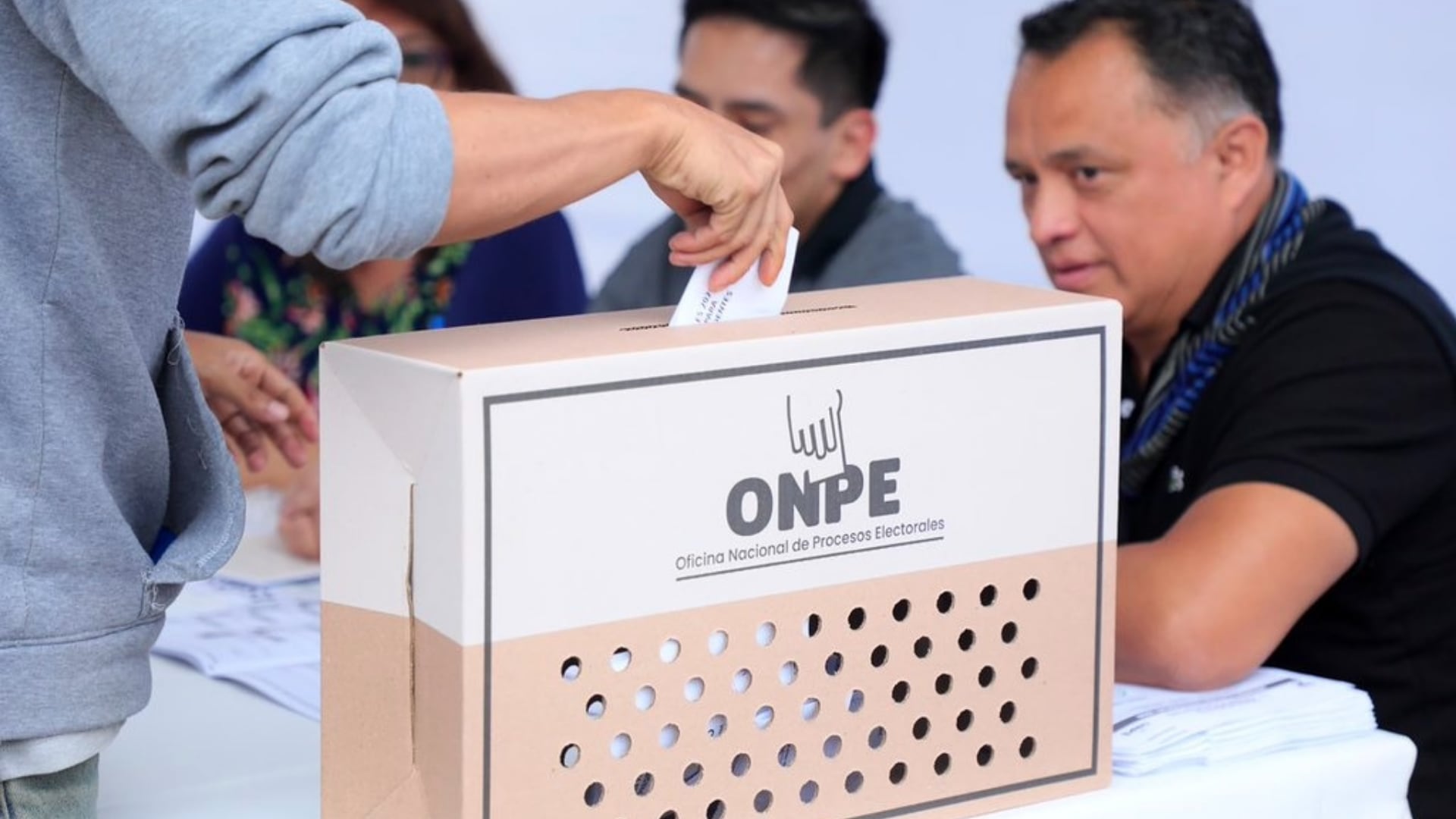 Una persona deposita una papeleta en una urna con el logo de la Oficina Nacional de Procesos Electorales (ONPE) durante un evento electoral en Perú. (ONPE)