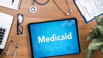 Los estados se apresuran a averiguar cómo hacer cumplir los requisitos laborales de Medicaid del presidente Trump