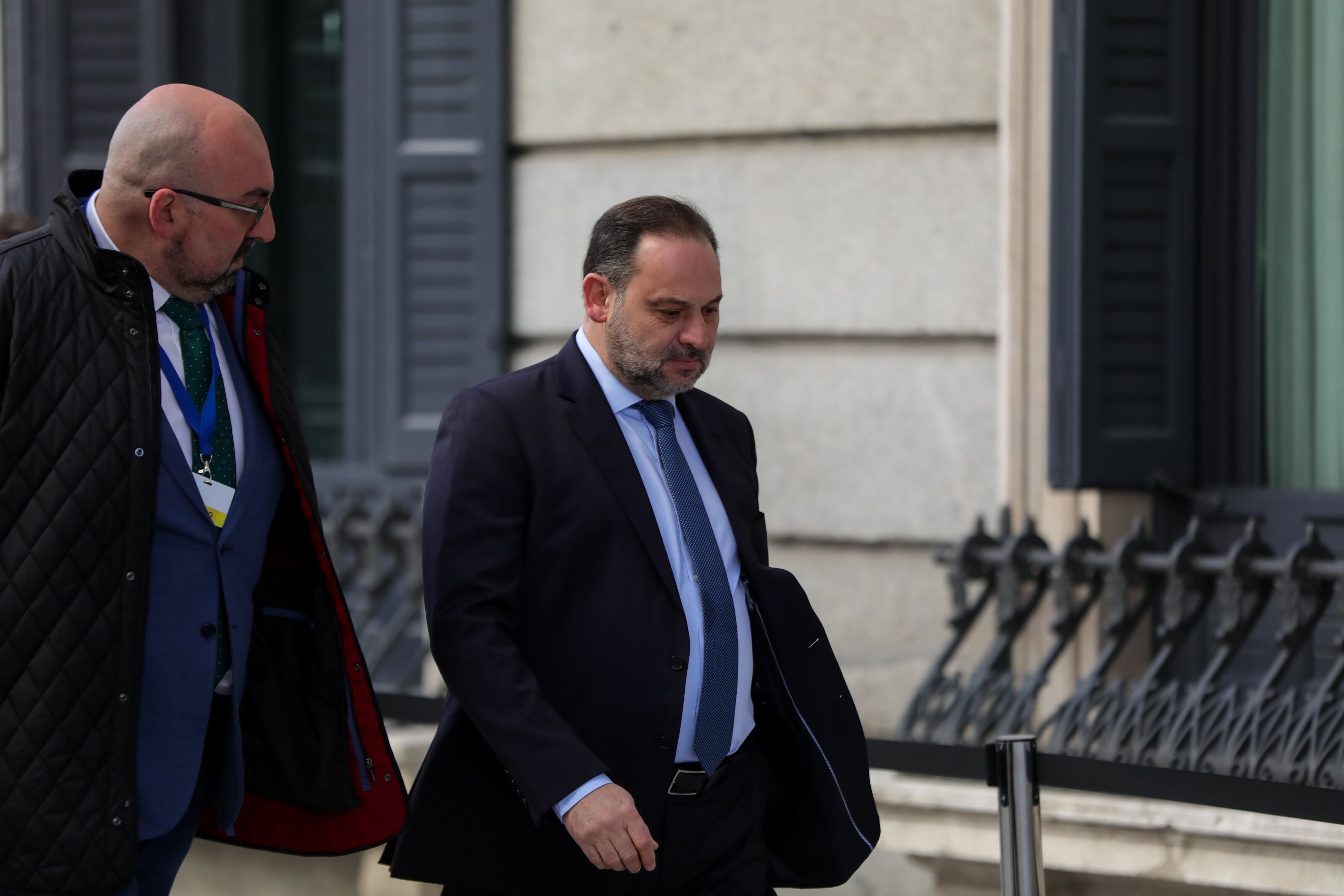 José Luis Ábalos y Koldo García Izaguirre en el patio del Congreso de los Diputados en enero de 2020. (Jesús Hellín/Europa Press)