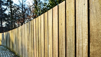 Normativa para poner vallas entre vecinos en España: permisos claves para evitar problemas legales