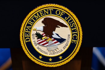 Se observa el logotipo del Departamento de Justicia de Estados Unidos en un podio antes de una conferencia de prensa, el 4 de mayo de 2026, en Washington (AP/Julia Demaree Nikhinson/Archivo)