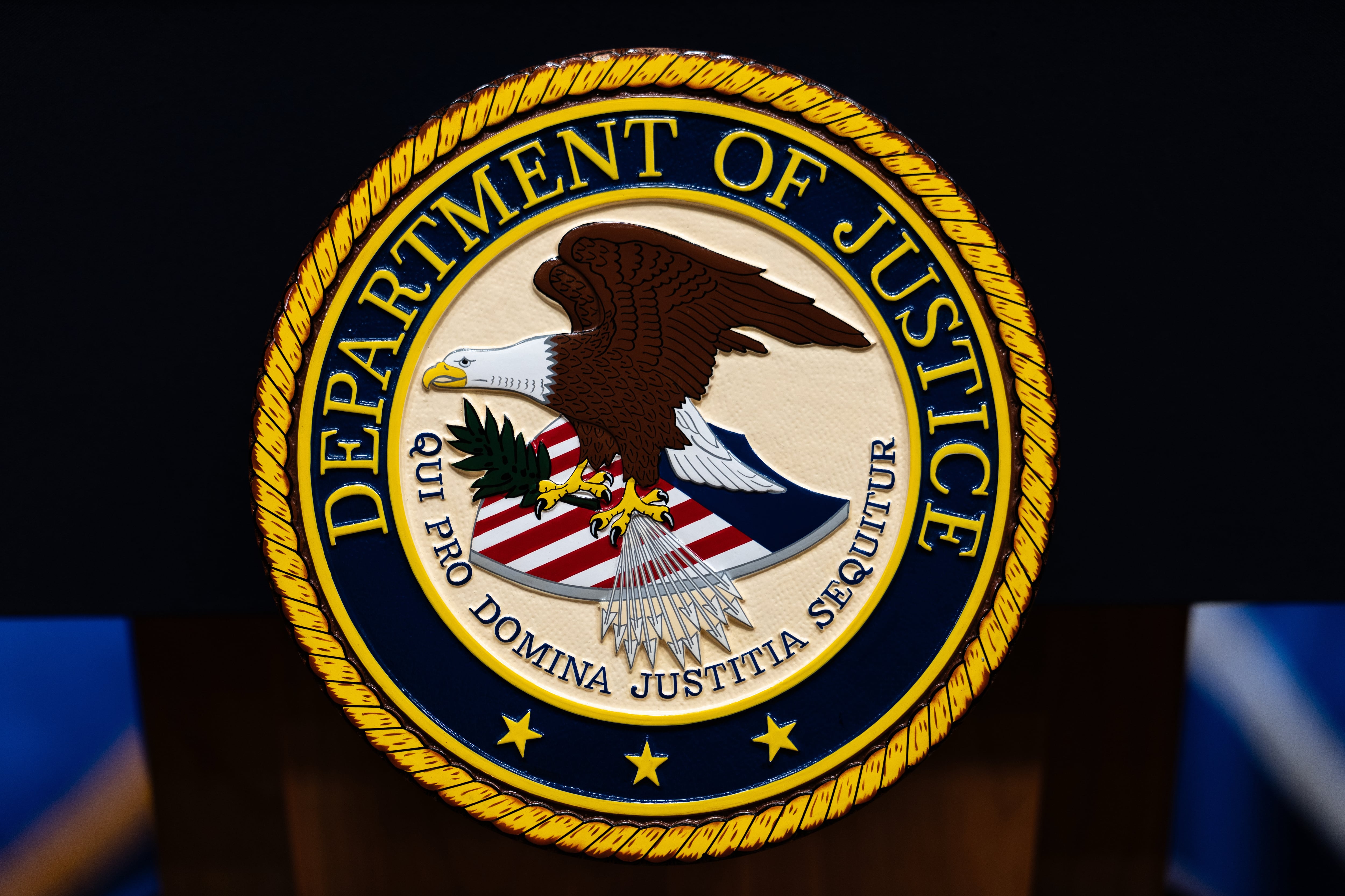 Se observa el logotipo del Departamento de Justicia de Estados Unidos en un podio antes de una conferencia de prensa, el 4 de mayo de 2026, en Washington (AP/Julia Demaree Nikhinson/Archivo)