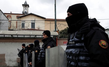 Varios policías turcos vigilan la iglesia católica italiana de Santa María después de que hombres armados mataran a una persona durante la misa, en Estambul, Turquía. REUTERS/Dilara Senkaya