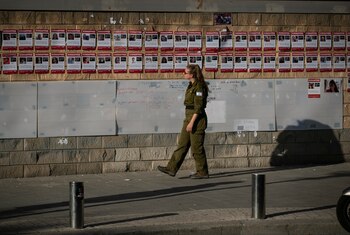 Una pared cubierta con carteles