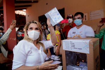 Jeanine Añez votó en Trinidad,