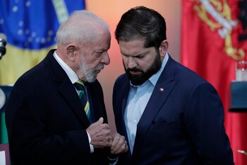 Fotografía de archivo en donde se ve al presidente de Chile, Gabriel Boric (d), mientras conversa con el presidente de Brasil, Luiz Inácio Lula da Silva, durante una declaración conjunta. EFE/ Elvis González