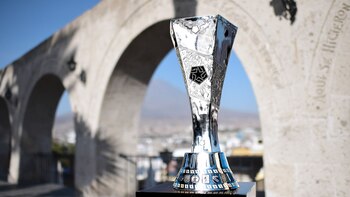 El trofeo de Liga 1