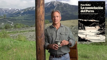 Un hombre sostiene una taza en un campo con montañas y la portada del libro La constelación del perro aparece arriba a la derecha