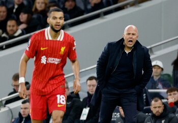 El director técnico neerlandés se refirió al Leicester como un duro rival y espera que el duelo sea muy complicado en los 90 minutos - crédito John Sibley / REUTERS