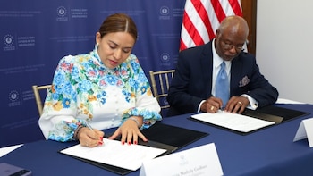 El Salvador firmó un acuerdo para facilitar empleo, educación y salud a connacionales en Arkansas