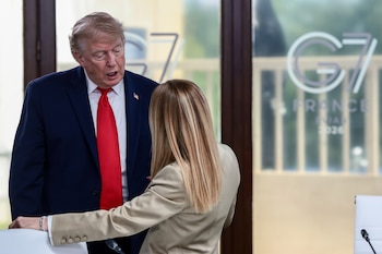 El presidente de Estados Unidos, Donald Trump, habla con la primera ministra italiana, Giorgia Meloni, en un almuerzo de trabajo con líderes del G7 y Oriente Medio en Evian-les-Bains, Francia, el martes 16 de junio de 2026 (Evelyn Hockstein/Pool Foto vía AP)