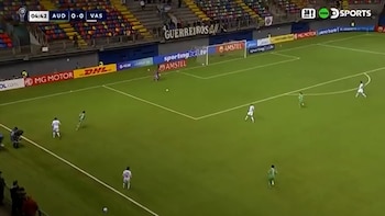 Un defensor le pasó la pelota a su arquero y terminó en gol en contra: la insólita jugada en la Copa Sudamericana que es furor