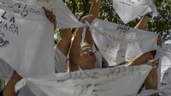 Venezuela libera a decenas de