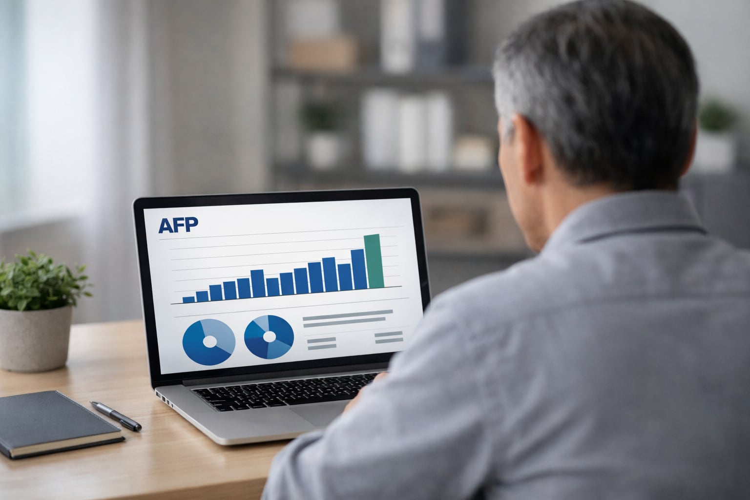 Una persona monitorea sus fondos de AFP en una laptop, visualizando gráficos de barras y circulares que representan el crecimiento de su inversión personal, destacando el control financiero directo. (Imagen Ilustrativa Infobae)