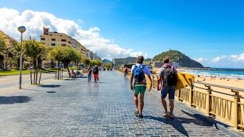 Una joya de la Belle Époque en el Cantábrico: un paseo marítimo con palacios reales y bahías de cuento