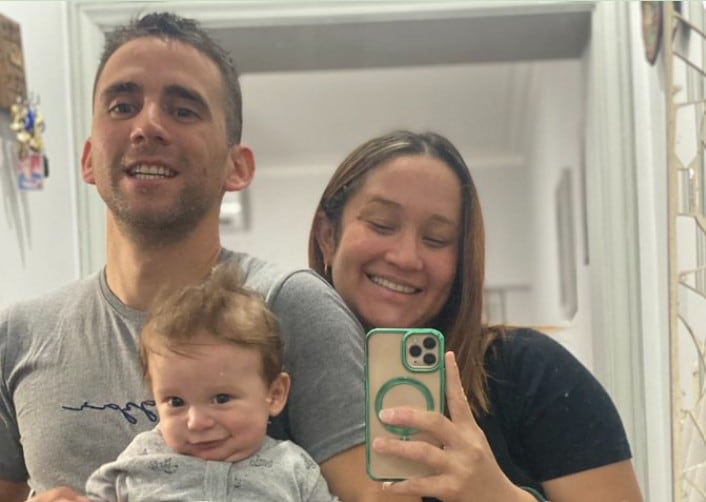 El gendarme Nahuel Gallo, junto a su pareja, la venezolana María Alexandra Gómez, y su pequeño hijo, Víctor