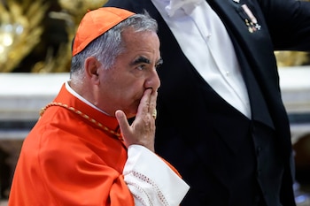 El cardenal Angelo Becciu en la basílica de San Pedro, 27 de agosto de 2022. Su condena fue anulada parcialmente por el tribunal de apelaciones. (EFE)