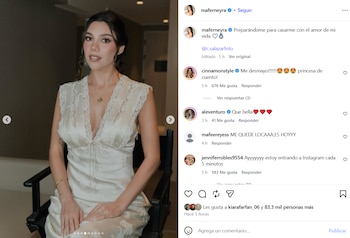 Retrato de Mafer Neyra sentada en una silla negra con un vestido blanco de raso y encaje, un peinado recogido y un collar