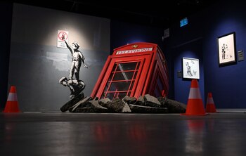 Die Installation «Submerged Phone Booth» von Banksy ist in der Ausstellung «The Mystery of Banksy - A Genius Mind» in der Erfurter Zentralheize zu sehen. Hier werden ab dem 27. Januar die besten und eindrucksvollsten Motive Einblick in Werdegang und Werk des weltweit agierenden Graffiti-Künstlers und Malers geben. Bis zum 1. Mai sind rund 150 Reproduktionen von Drucken, Fotos, Skulpturen und Videoinstallationen zu sehen. +++ dpa-Bildfunk +++