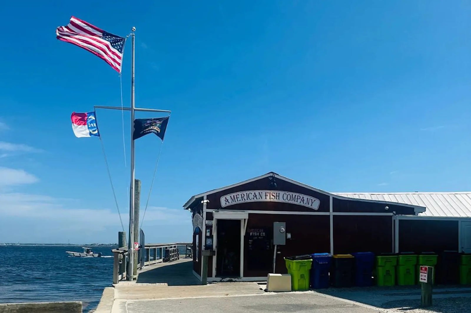 El acusado disparó desde una lancha hacia un restaurante en Southport y enfrenta 18 cargos por delitos graves (Facebook: American Fish Company)
