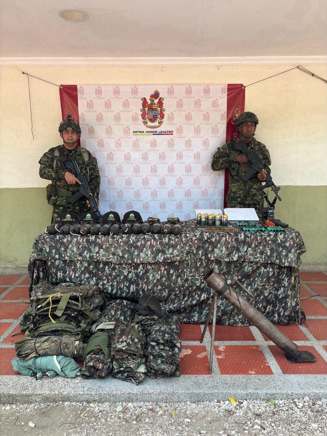 En Dibulla, La Guajira, las tropas incautaron explosivos, municiones, equipos de comunicaciones y otros elementos durante los combates con las Autodefensas Conquistadoras de la Sierra -crédito @ABDELAESPRIELLA/X