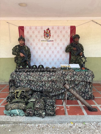 En Dibulla, La Guajira, las tropas incautaron explosivos, municiones, equipos de comunicaciones y otros elementos durante los combates con las Autodefensas Conquistadoras de la Sierra -crédito @ABDELAESPRIELLA/X
