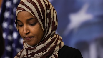 Agentes federales registran el domicilio de la congresista demócrata Ilhan Omar