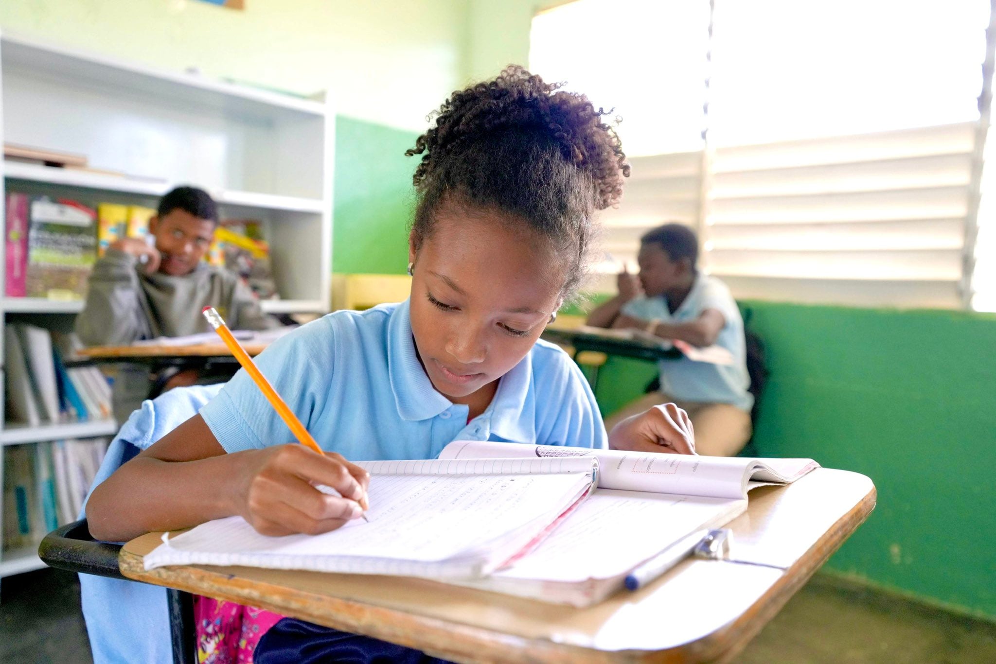 Hasta un 80 % de la compra de calzado escolar corresponde a fabricantes nacionales y el 20 % restante puede asignarse a bienes importados. (Foto cortesía Presidencia República Dominicana)