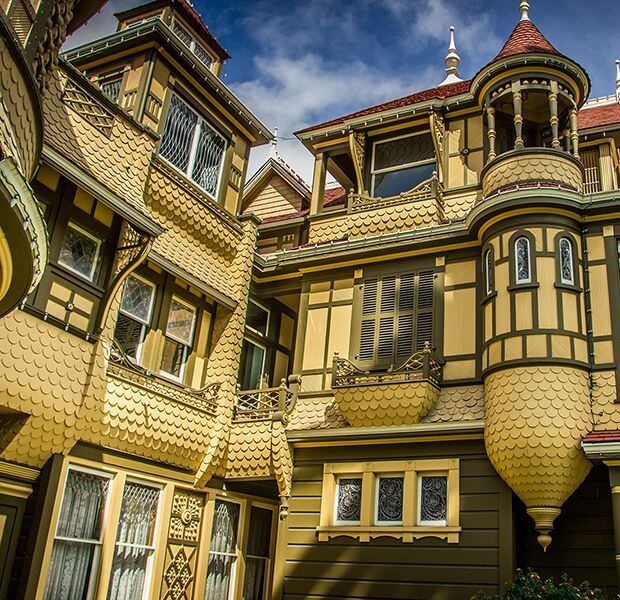 Sarah Winchester, heredera de la fortuna de armas, dedicó casi cuatro décadas a remodelar la mansión tras sufrir tragedias personales (Winchester Mystery House)