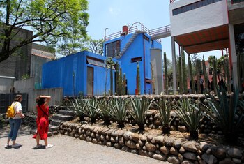 Dos personas en el Museo